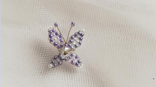 6月27日，外發(fā)手工活正規(guī)平臺(tái)，開飾品加工廠，在家做手工掙錢，選手工之家和手工項(xiàng)目，因?yàn)檎鎸?shí)，圖為加工人員做好的珠繡串珠手工產(chǎn)品剪影