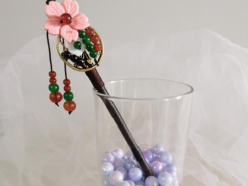 6月28日，在家能做的兼職正規(guī)，手工飾品加工廠掙錢，拿回家做的手工項(xiàng)目，在手工之家每一份事業(yè)都是全力以赴的，圖為勵志珠珠繡串珠手工產(chǎn)品剪影