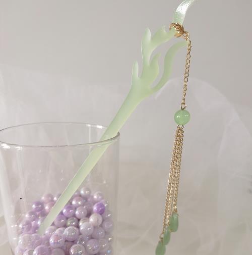 6月28日，在家能做的兼職正規(guī)，手工飾品加工廠掙錢，拿回家做的手工項(xiàng)目，在手工之家每一份事業(yè)都是全力以赴的，圖為勵志珠珠繡串珠手工產(chǎn)品剪影