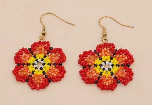 7月2日，手工活外發(fā)加工怎么找貨源，想接正規(guī)廠家的手工，開飾品加工廠，銷售的力量讓手工之家不斷發(fā)展，圖為勵志珠珠繡串珠手工產(chǎn)品剪影