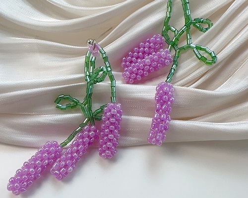 7月3日，手工活外發(fā)加工正規(guī)的廠家，開飾品加工廠，靈活就業(yè)創(chuàng)業(yè)，在手工之家，非常重視產(chǎn)品，圖為勵志珠珠繡串珠手工產(chǎn)品剪影