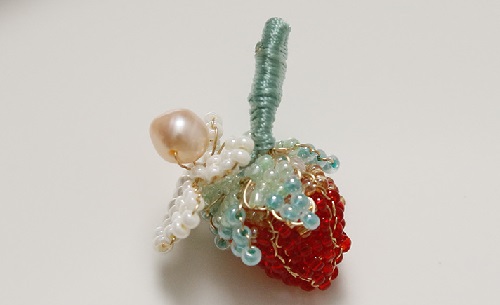 7月6日，手工活外發(fā)是真的嗎，開飾品加工廠，靈活就業(yè)做手工掙錢，在手工之家堅持做好純手工項目的各方面，圖為串珠米珠繡手工產(chǎn)品剪影