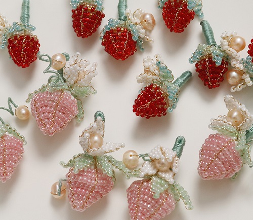 7月6日，手工活外發(fā)是真的嗎，開飾品加工廠，靈活就業(yè)做手工掙錢，在手工之家堅持做好純手工項目的各方面，圖為串珠米珠繡手工產(chǎn)品剪影