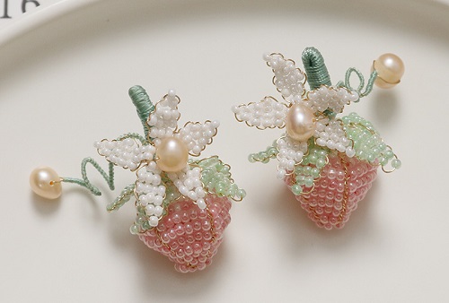 7月6日，手工活外發(fā)是真的嗎，開飾品加工廠，靈活就業(yè)做手工掙錢，在手工之家堅持做好純手工項目的各方面，圖為串珠米珠繡手工產(chǎn)品剪影