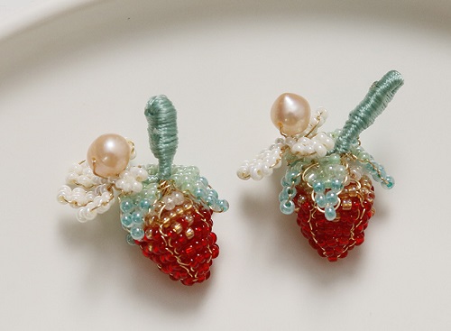 7月6日，手工活外發(fā)是真的嗎，開飾品加工廠，靈活就業(yè)做手工掙錢，在手工之家堅持做好純手工項目的各方面，圖為串珠米珠繡手工產(chǎn)品剪影