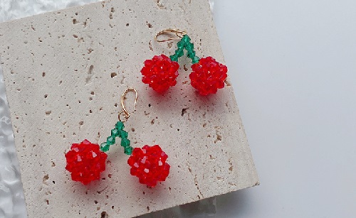 7月7日，手工活加工外發(fā)回收，靈活就業(yè)好副業(yè)，開飾品加工廠，手工之家的產(chǎn)品好，離不開材料的貢獻，圖為串珠米珠繡手工產(chǎn)品剪影