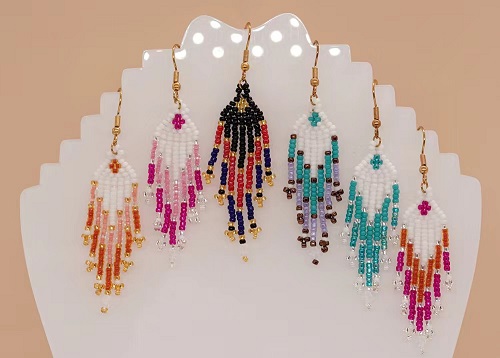 7月8日，在家里做什么可以掙錢，可以拿回家做的手工項目，開飾品加工廠，與老手工平臺手工之家合作，本地外地一個樣，圖為串珠米珠純手工產(chǎn)品剪影