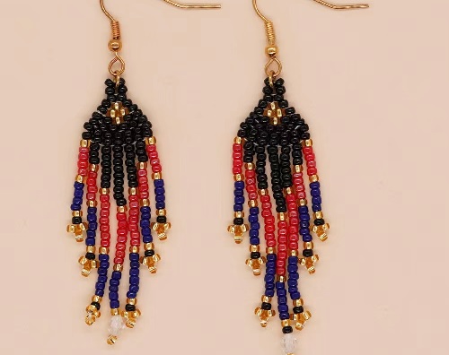 7月8日，在家里做什么可以掙錢，可以拿回家做的手工項目，開飾品加工廠，與老手工平臺手工之家合作，本地外地一個樣，圖為串珠米珠純手工產(chǎn)品剪影