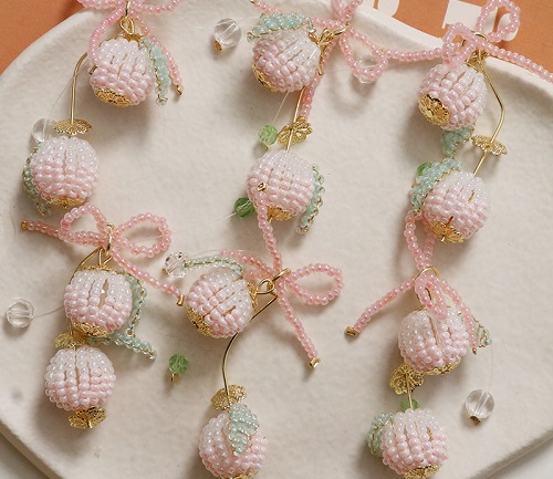 7月15日，兼職手工活外發(fā)加工在家可做，在家掙錢的好副業(yè)，開飾品加工廠，手工之家是大家共同的舞臺(tái)和機(jī)遇，圖為串珠米珠繡手工產(chǎn)品剪影