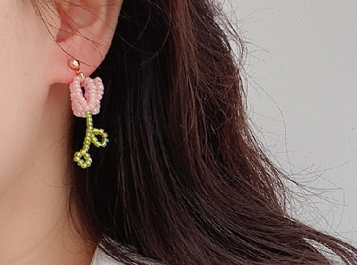 7月18日，外發(fā)手工領(lǐng)回家做，在家做手工副業(yè)掙錢，開飾品加工廠，拿回家做的手工項(xiàng)目，在手工之家，平臺(tái)可靠、手工可靠、合作可靠，圖為串珠米珠繡手工產(chǎn)品剪影