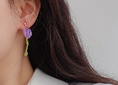 7月18日，外發(fā)手工領(lǐng)回家做，在家做手工副業(yè)掙錢，開飾品加工廠，拿回家做的手工項(xiàng)目，在手工之家，平臺(tái)可靠、手工可靠、合作可靠，圖為串珠米珠繡手工產(chǎn)品剪影