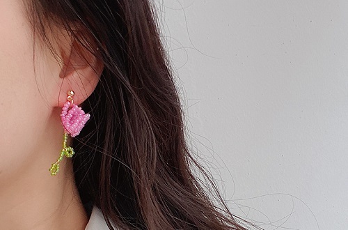 7月18日，外發(fā)手工領(lǐng)回家做，在家做手工副業(yè)掙錢，開飾品加工廠，拿回家做的手工項(xiàng)目，在手工之家，平臺(tái)可靠、手工可靠、合作可靠，圖為串珠米珠繡手工產(chǎn)品剪影