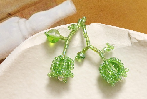 7月20日，附近有沒有兼職手工活，開飾品加工廠，居家靈活就業(yè)創(chuàng)業(yè)好副業(yè)，手工之家的產(chǎn)品永遠是發(fā)展的重點，圖為串珠米珠繡手工產(chǎn)品剪影