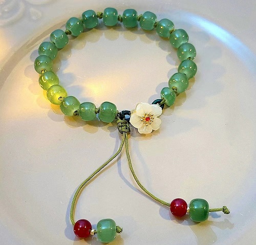 7月21日，手工兼職在家做是真的嗎，開飾品加工廠，在家做的手工好副業(yè)，大家喜歡手工之家，因為了解和良好的合作，圖為串珠米珠繡手工產品剪影