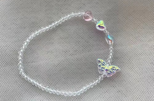 7月22日，在家里就能賺錢(qián)的工作，開(kāi)飾品加工廠，居家靈活就業(yè)好副業(yè)，在手工之家影響收入的有哪幾點(diǎn)？圖為串珠米珠繡手工產(chǎn)品剪影