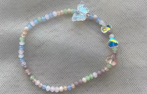 7月22日，在家里就能賺錢(qián)的工作，開(kāi)飾品加工廠，居家靈活就業(yè)好副業(yè)，在手工之家影響收入的有哪幾點(diǎn)？圖為串珠米珠繡手工產(chǎn)品剪影