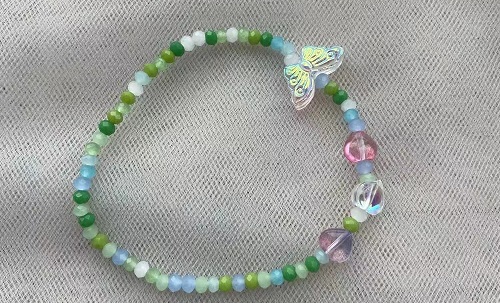 7月22日，在家里就能賺錢(qián)的工作，開(kāi)飾品加工廠，居家靈活就業(yè)好副業(yè)，在手工之家影響收入的有哪幾點(diǎn)？圖為串珠米珠繡手工產(chǎn)品剪影