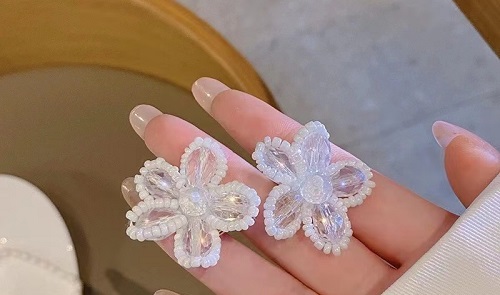 7月23日，手工活兼職招聘信息，開飾品加工廠，在家做手工副業(yè)靈活就業(yè)，在手工之家，這一方面沒有竅門，好好干才有好收獲，圖為串珠米珠繡手工產(chǎn)品剪影