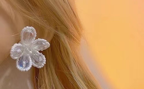 7月23日，手工活兼職招聘信息，開飾品加工廠，在家做手工副業(yè)靈活就業(yè)，在手工之家，這一方面沒有竅門，好好干才有好收獲，圖為串珠米珠繡手工產(chǎn)品剪影