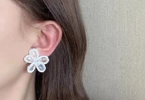 7月23日，手工活兼職招聘信息，開飾品加工廠，在家做手工副業(yè)靈活就業(yè)，在手工之家，這一方面沒有竅門，好好干才有好收獲，圖為串珠米珠繡手工產(chǎn)品剪影