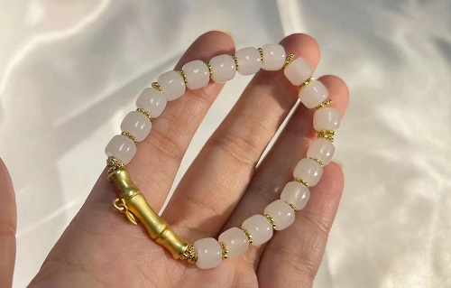 7月24日，手工活外發(fā)加工正規(guī)的廠家，開飾品加工廠，靈活就業(yè)項目，與手工之家合作，靈活自由，但態(tài)度不能放松，圖為串珠純手工產(chǎn)品剪影