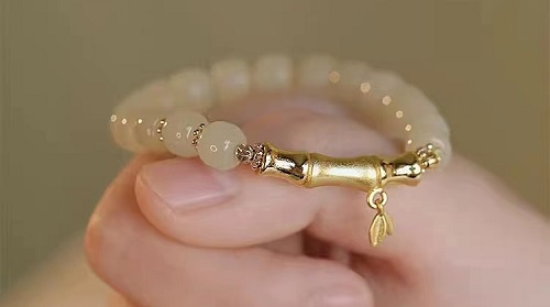 7月24日，手工活外發(fā)加工正規(guī)的廠家，開飾品加工廠，靈活就業(yè)項目，與手工之家合作，靈活自由，但態(tài)度不能放松，圖為串珠純手工產(chǎn)品剪影