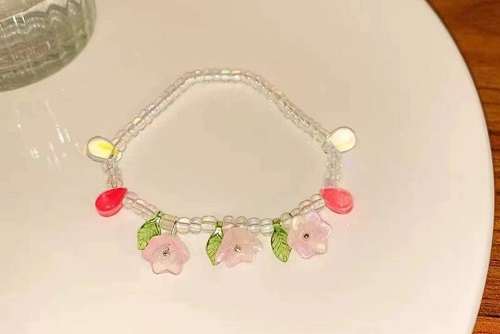 7月26日，外發(fā)加工接單平臺，正規(guī)手工加工回收項目，開飾品加工廠，手工之家與大家一樣，在學(xué)習(xí)總結(jié)中創(chuàng)新進步，圖為串珠米珠繡手工產(chǎn)品剪影