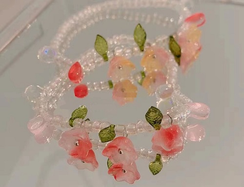 7月26日，外發(fā)加工接單平臺，正規(guī)手工加工回收項目，開飾品加工廠，手工之家與大家一樣，在學(xué)習(xí)總結(jié)中創(chuàng)新進步，圖為串珠米珠繡手工產(chǎn)品剪影