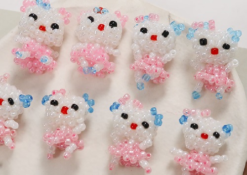 7月29日，手工活兼職可帶回家，開飾品加工廠，在家做手工掙錢，在手工之家，我能做這個手工嗎？圖為串珠米珠繡手工產(chǎn)品剪影