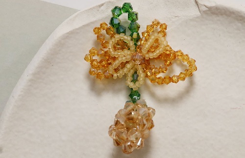 7月30日，手工兼職在家做是真的嗎，靈活就業(yè)手工項目，開飾品加工廠，誠信對手工之家和加工人員一樣重要，圖為串珠米珠繡手工產(chǎn)品剪影