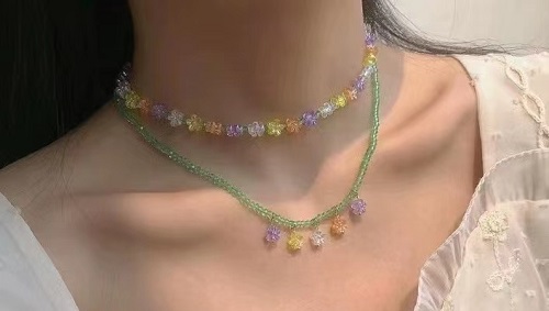 7月31日，在家做兼職的正規(guī)平臺，開飾品加工廠，居家手工好副業(yè)，在手工之家,要多掙錢只能認真和努力，圖為串珠米珠繡手工產(chǎn)品剪影