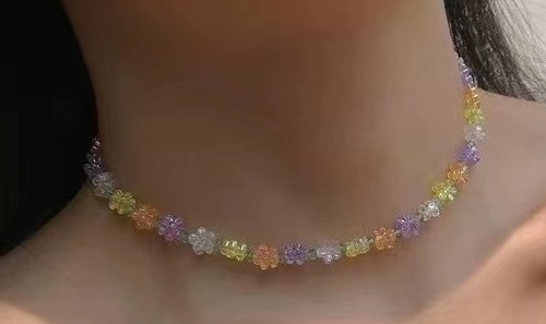 7月31日，在家做兼職的正規(guī)平臺，開飾品加工廠，居家手工好副業(yè)，在手工之家,要多掙錢只能認真和努力，圖為串珠米珠繡手工產(chǎn)品剪影