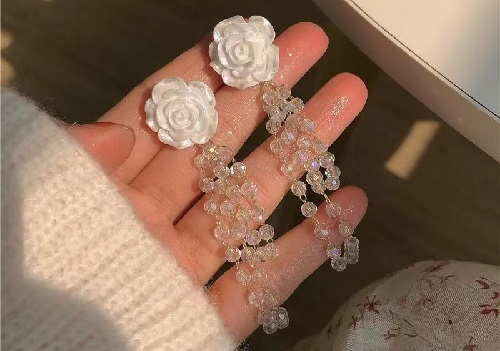 8月3日，手工活兼職可帶回家，手工靈活就業(yè)的好副業(yè)，開飾品加工廠，在手工之家，用手工收入詮釋對家庭和手工的愛與責任，圖為串珠米珠繡手工產(chǎn)品剪影