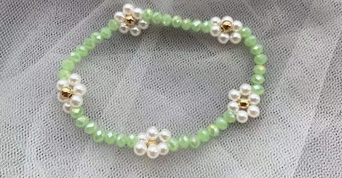 8月5日，附近有沒有兼職手工活, 外發(fā)加工接單平臺正規(guī)可靠，開飾品加工廠，農(nóng)村手工加工副業(yè)靈活就業(yè)，在手工之家，外發(fā)加工始終是重要板塊，圖為串珠米珠繡手工產(chǎn)品剪影