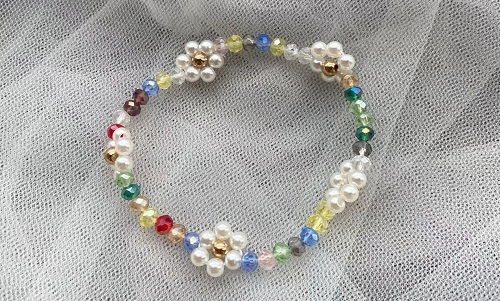 8月5日，附近有沒有兼職手工活, 外發(fā)加工接單平臺正規(guī)可靠，開飾品加工廠，農(nóng)村手工加工副業(yè)靈活就業(yè)，在手工之家，外發(fā)加工始終是重要板塊，圖為串珠米珠繡手工產(chǎn)品剪影