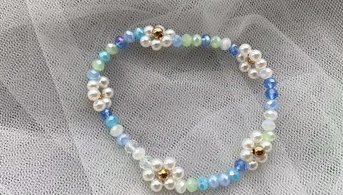 8月5日，附近有沒有兼職手工活, 外發(fā)加工接單平臺正規(guī)可靠，開飾品加工廠，農(nóng)村手工加工副業(yè)靈活就業(yè)，在手工之家，外發(fā)加工始終是重要板塊，圖為串珠米珠繡手工產(chǎn)品剪影