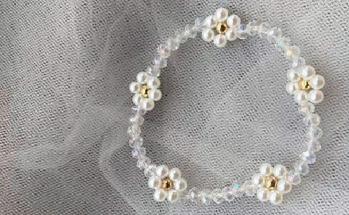 8月5日，附近有沒有兼職手工活, 外發(fā)加工接單平臺正規(guī)可靠，開飾品加工廠，農(nóng)村手工加工副業(yè)靈活就業(yè)，在手工之家，外發(fā)加工始終是重要板塊，圖為串珠米珠繡手工產(chǎn)品剪影