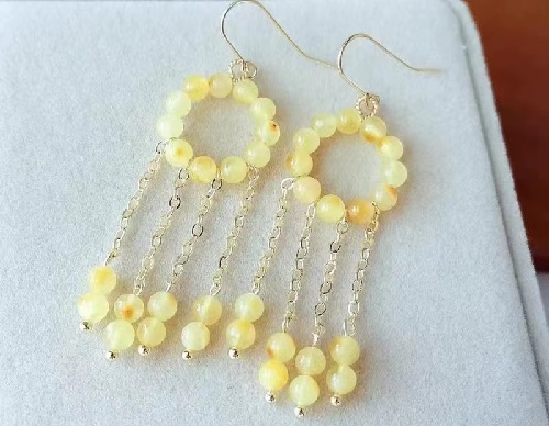 8月7日，手工兼職的正規(guī)網(wǎng)站，手工活外發(fā)加工正規(guī)廠家，開飾品加工廠，在家做的手工靈活就業(yè)，手工之家的創(chuàng)新對手工發(fā)展的重要性，圖為串珠米珠繡手工產品剪影