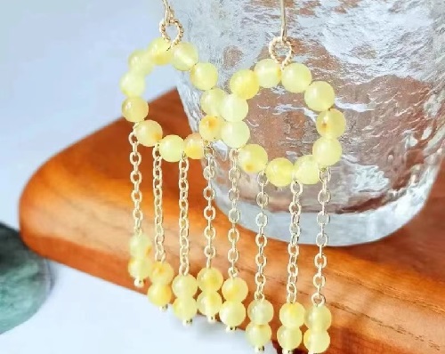 8月7日，手工兼職的正規(guī)網(wǎng)站，手工活外發(fā)加工正規(guī)廠家，開飾品加工廠，在家做的手工靈活就業(yè)，手工之家的創(chuàng)新對手工發(fā)展的重要性，圖為串珠米珠繡手工產品剪影