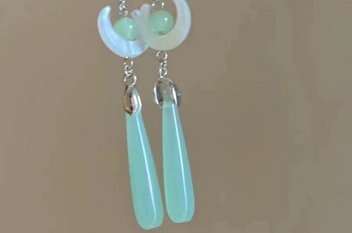 8月9日，手工活外發(fā)加工正規(guī)的廠家，在家做的手工靈活就業(yè)，開飾品加工廠，在手工之家，時間＋汗水才有好收獲，圖為串珠米珠繡手工產(chǎn)品剪影