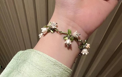 8月10日，手工活外發(fā)加工正規(guī)廠家直接發(fā)貨，手工靈活就業(yè)好選擇，開飾品加工廠，在手工之家,什么人收入更好？圖為飾品類串珠手工產(chǎn)品剪影