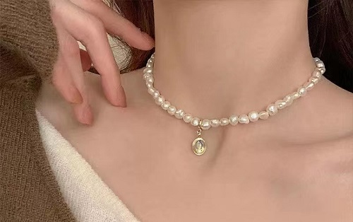 8月12日，手工活拿回家做在哪里找，外發(fā)加工接單平臺，在家做手工掙錢增收，開飾品加工廠，在手工之家，通過手工項目掙錢很簡單，圖為飾品類串珠純手工產品剪影