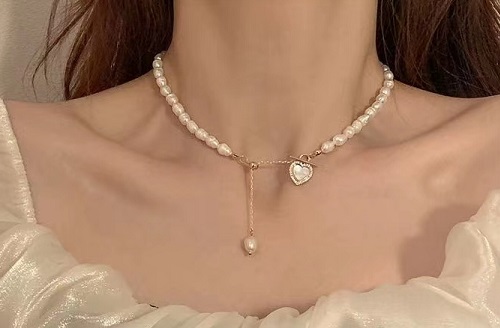 8月12日，手工活拿回家做在哪里找，外發(fā)加工接單平臺，在家做手工掙錢增收，開飾品加工廠，在手工之家，通過手工項目掙錢很簡單，圖為飾品類串珠純手工產品剪影