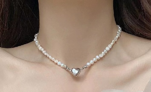 8月12日，手工活拿回家做在哪里找，外發(fā)加工接單平臺，在家做手工掙錢增收，開飾品加工廠，在手工之家，通過手工項目掙錢很簡單，圖為飾品類串珠純手工產品剪影