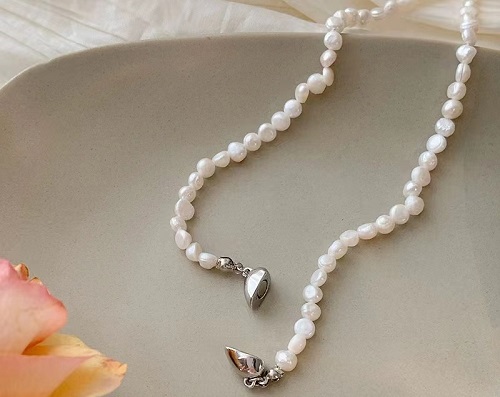 8月12日，手工活拿回家做在哪里找，外發(fā)加工接單平臺，在家做手工掙錢增收，開飾品加工廠，在手工之家，通過手工項目掙錢很簡單，圖為飾品類串珠純手工產品剪影