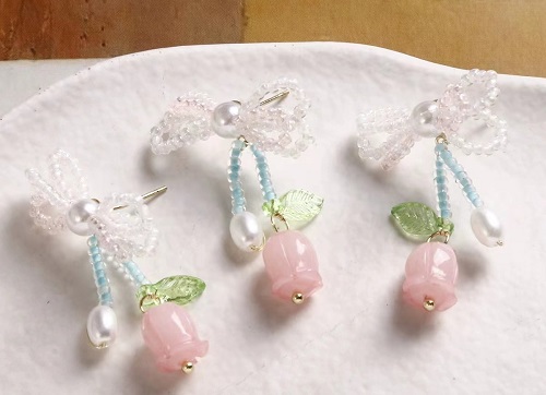 8月13日，兼職手工活可以帶回家做的，在家里做什么可以掙錢，開(kāi)飾品加工廠，與手工之家合作,加工、銷售掙錢都讓人放心，圖為飾品類串珠純手工產(chǎn)品剪影