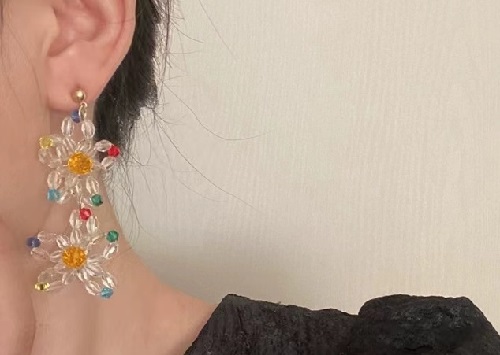 8月14日，手工活接單平臺(tái)，居家靈活就業(yè)好副業(yè)，開飾品加工廠，在手工之家，每一個(gè)合作者都是大家庭的一份子，圖為飾品類串珠純手工產(chǎn)品剪影