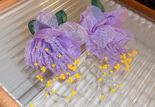 8月15日，在家做的手工活正規(guī)平臺(tái)，在家可以做的兼職工作，居家靈活就業(yè)好副業(yè)，開飾品加工廠，為了合作共贏，手工之家一直這樣做，圖為串珠米珠繡手工產(chǎn)品剪影