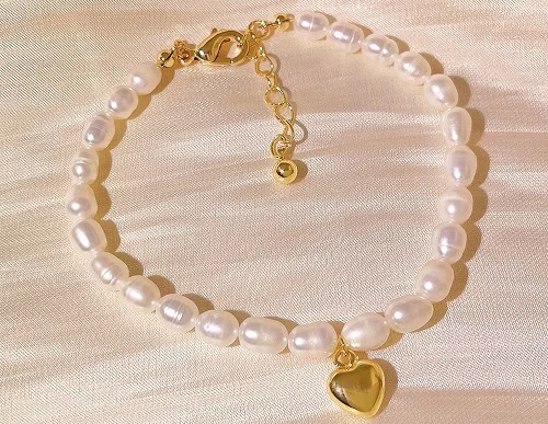 8月17日，在家能做的兼職正規(guī)，拿回家做的手工項(xiàng)目，掙錢(qián)的副業(yè)，開(kāi)飾品加工廠，在手工之家，合作就要長(zhǎng)久融洽，圖為飾品類串珠手工產(chǎn)品剪影