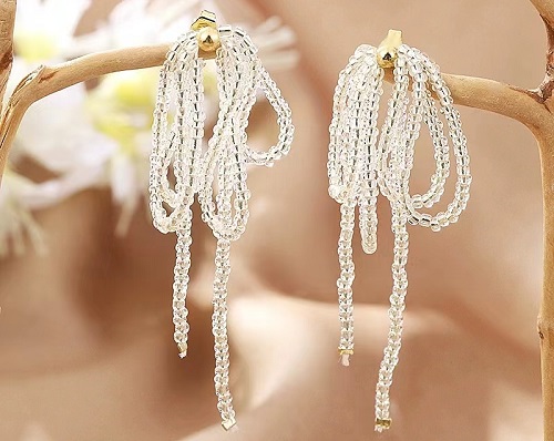 8月18日，外發(fā)手工活正規(guī)平臺，兼職手工活外發(fā)加工在家可做，開飾品加工廠，在手工之家，全面了解讓大家信任，圖為串珠米珠繡手工產(chǎn)品剪影